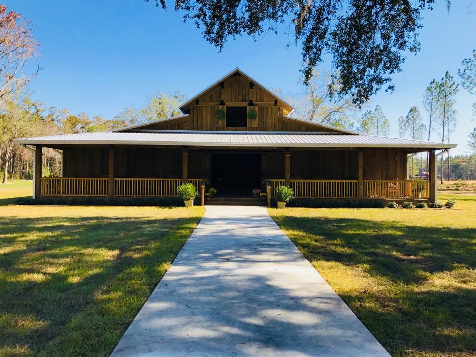 daytime photo of Belle Oaks Barn