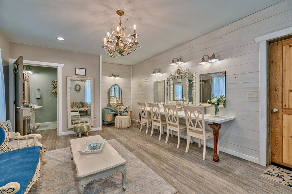 Belle_Oaks_Barn-Bridal_Suite-1 bridal suite get ready mirrors