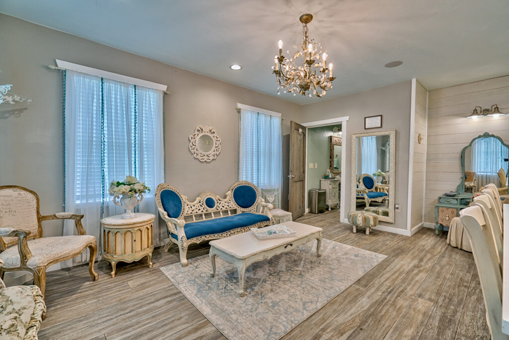 Belle_Oaks_Barn-Bridal_Suite-3 bridal suite blue couch lounge