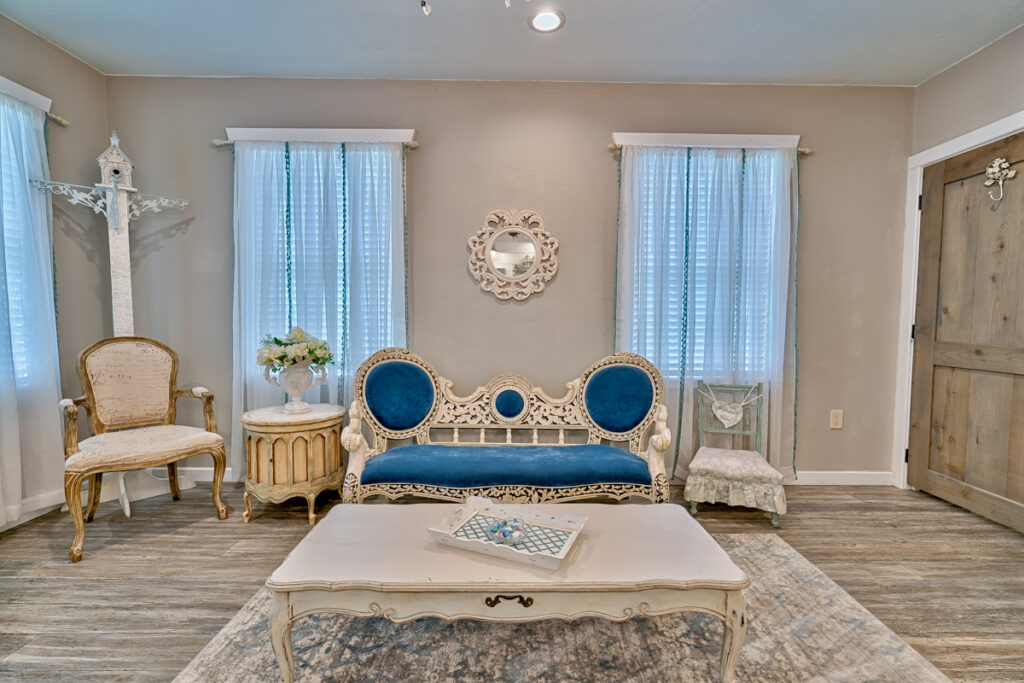 Belle_Oaks_Barn-Bridal_Suite-4 bridal suite blue couch lounge