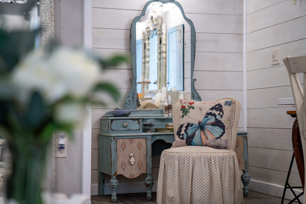 Belle_Oaks_Barn-Bridal_Suite-8 bridal suite blue vanity