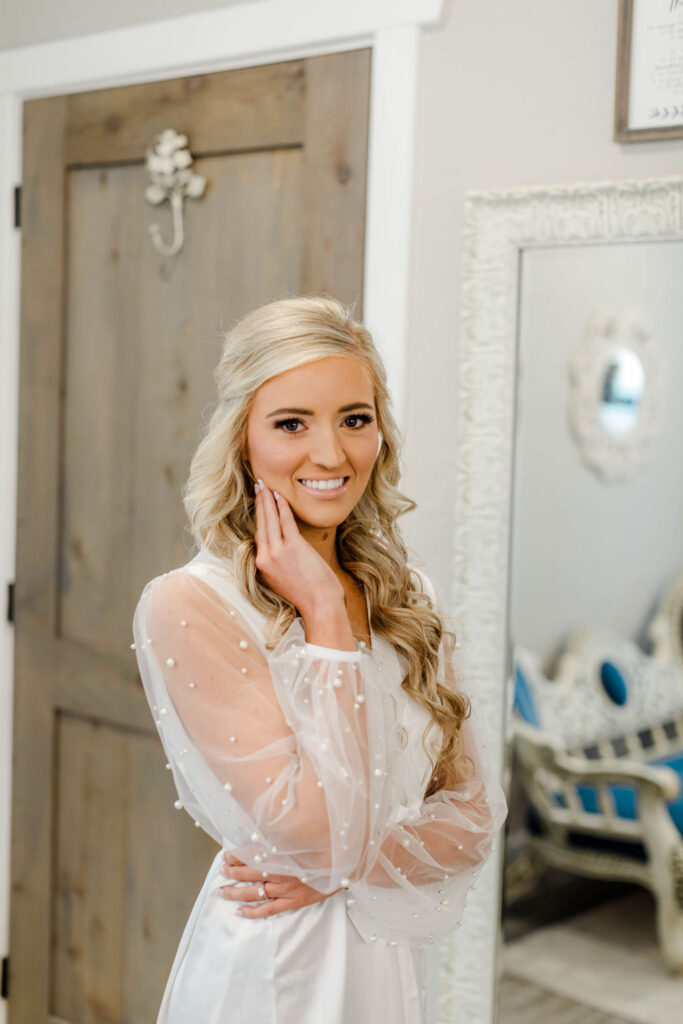 042A5915 bride in robe before wedding