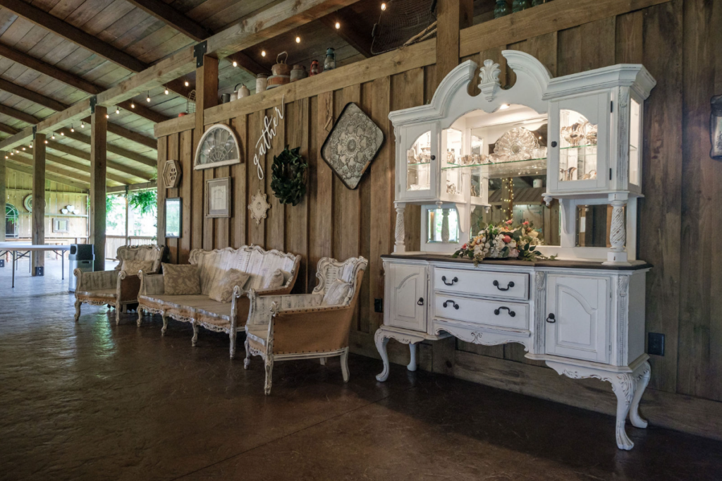 sitting area inside belle oaks barn