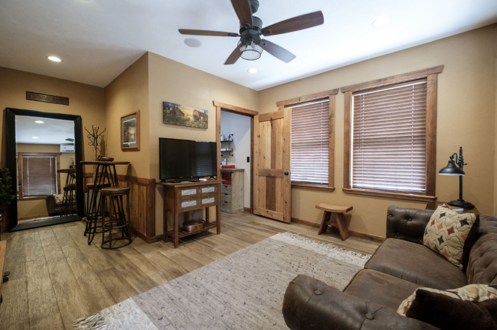 sitting area with flat screen tv