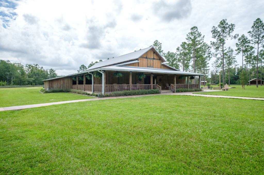 exterior of belle oaks barn